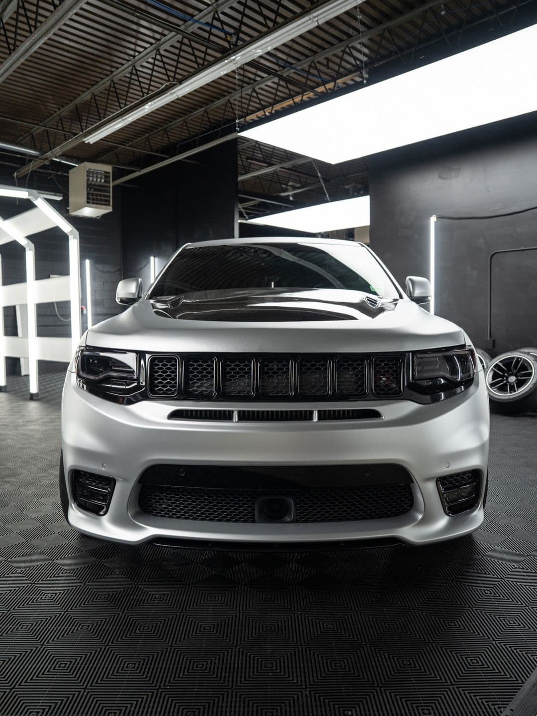 Jeep Grand Cherokee SRT, "Silver Surfer", full-body satin silver chrome ppf + ceramic coating at Woks Detailing, photo 3
