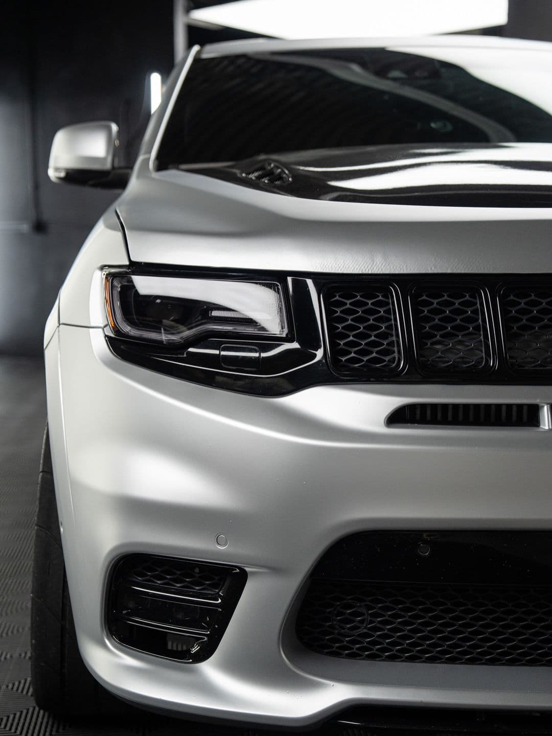 Jeep Grand Cherokee SRT, "Silver Surfer", full-body satin silver chrome ppf + ceramic coating at Woks Detailing, photo 4